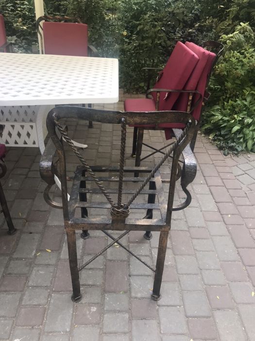 Продам кованые стулья .