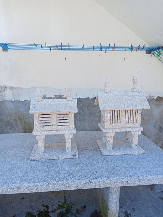 Espigueiros pequenos em granito