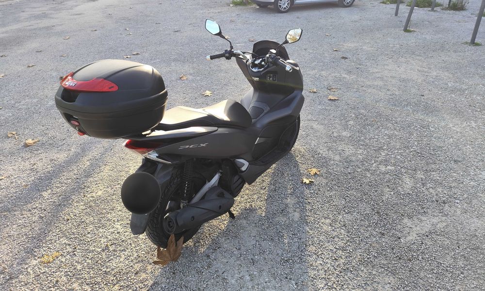 Vendo Honda PCX 125 com Topcase e pneus novos