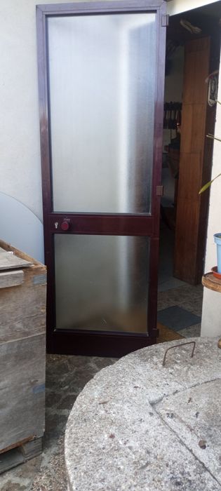 Vendo porta em alumínio