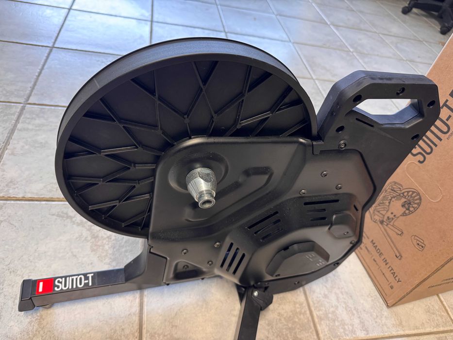 Rolo de treino interativo ELITE SUITO T com cepo e cassete Shimano