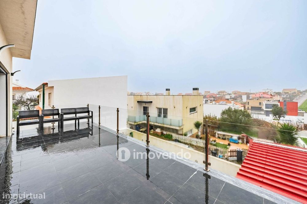 Moradia T3+1 moderna e exclusiva, com garagem e jardim, em Porto Salvo