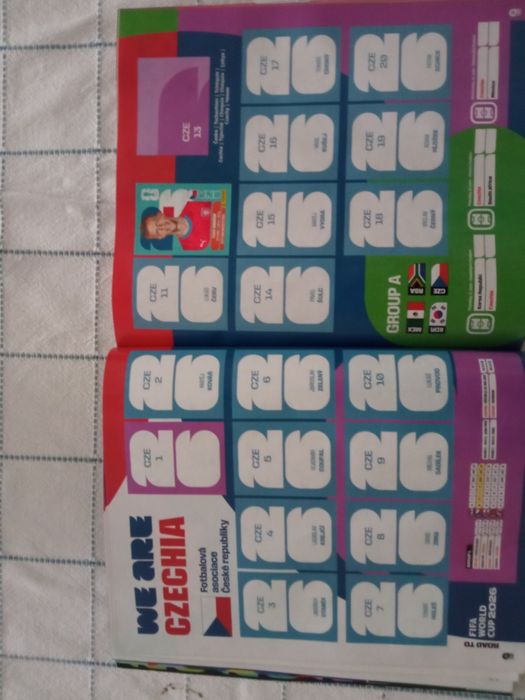 Caderneta do mundial com cromos colados que equivalem a 6 saquetas