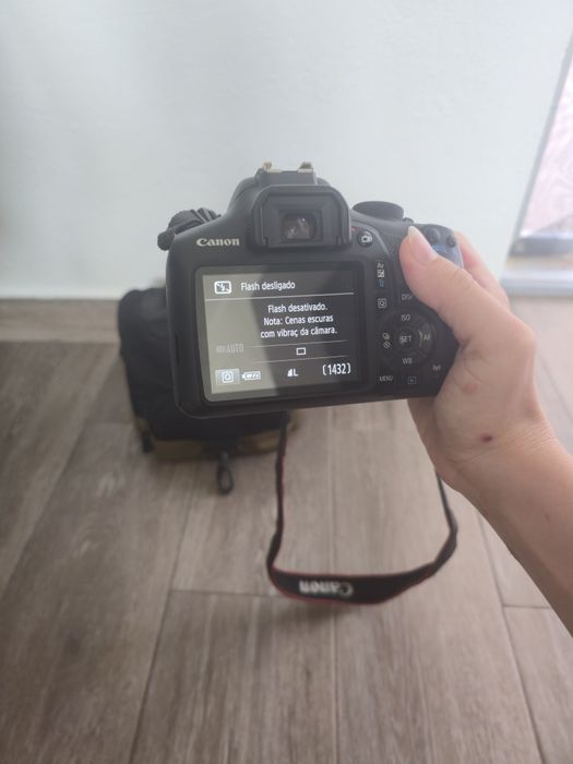 Máquina Fotográfica CANON EOS 1300D + lente 18-55