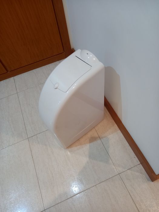 Dispensador de tampões e pensos higiénicos