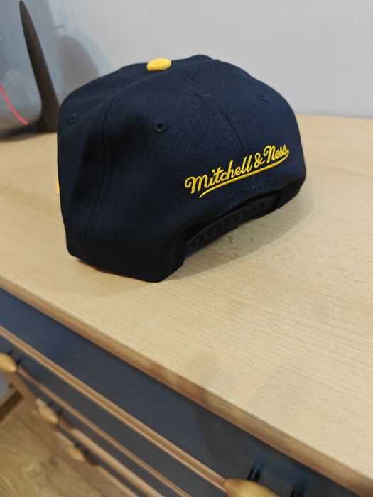 Miami Heat Core Basics Black/Yellow Snapback - Mitchell & Ness