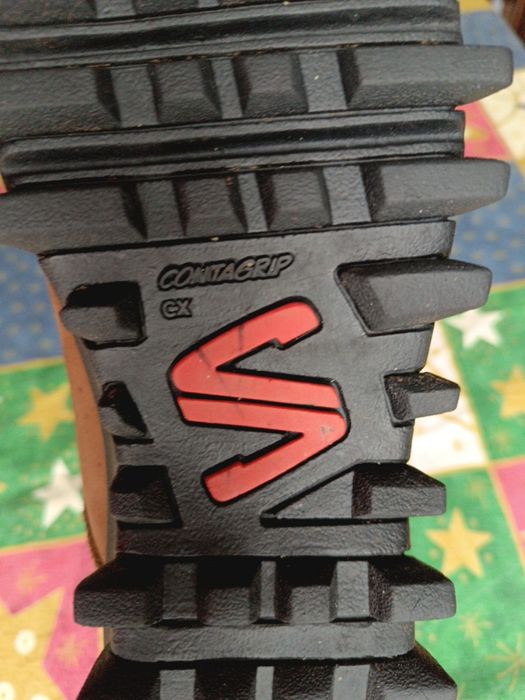 Жіночі трекінгові черевики Salomon.