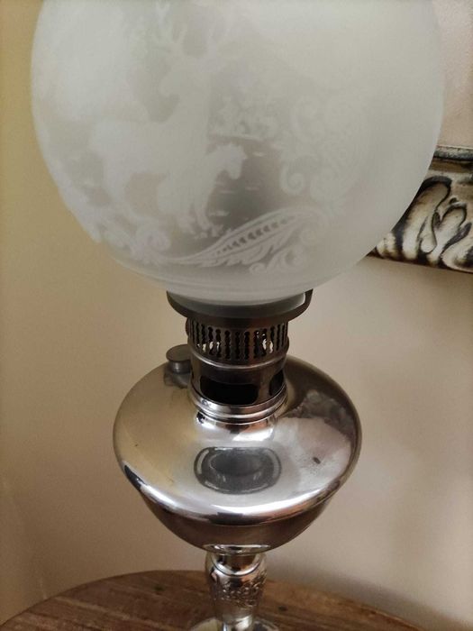 Candeeiro a petróleo antigo em metal cromado