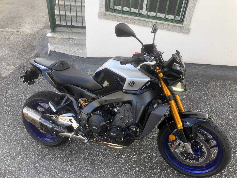 Yamaha MT 09 SP Akrapovic réplica + Extras
