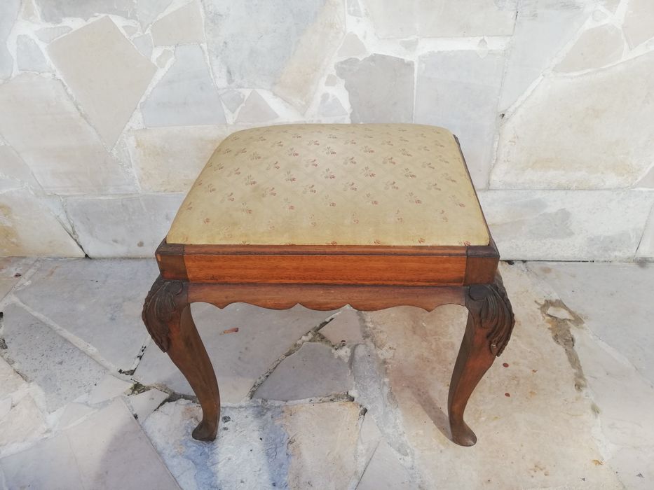 Conjunto vintage de cadeira e banqueta estilo Queen Anne