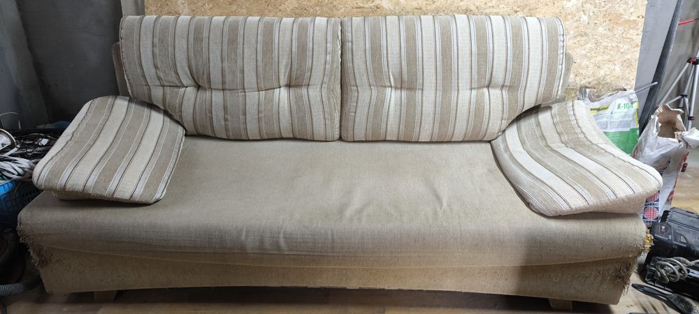 Віддам б/у диван даром