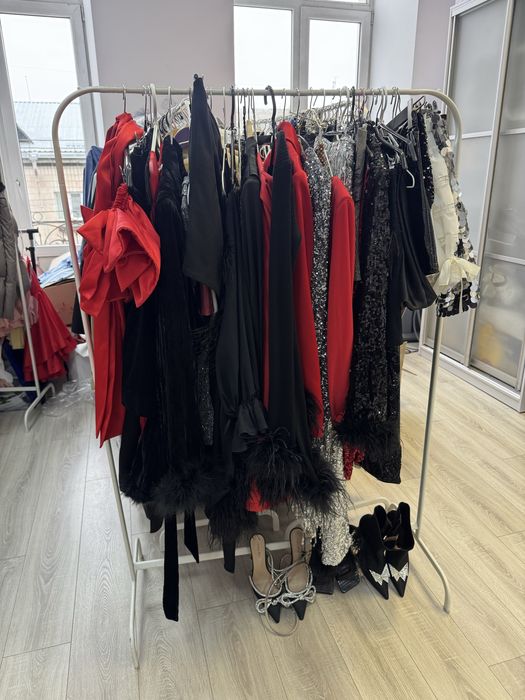 Металева стійка для одягу в магазин