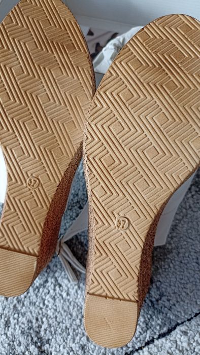 Nowe buciki letnie na koturnie, skóra