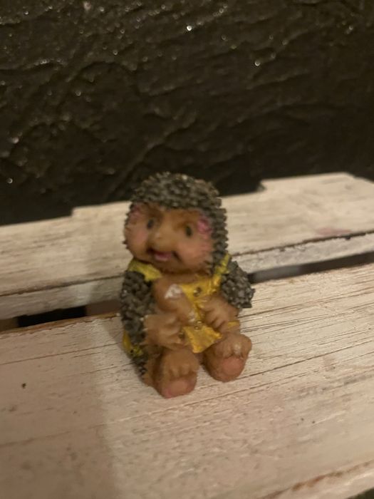 Mala ceramiczna figurka kolekcjonerska jeż jeżyk