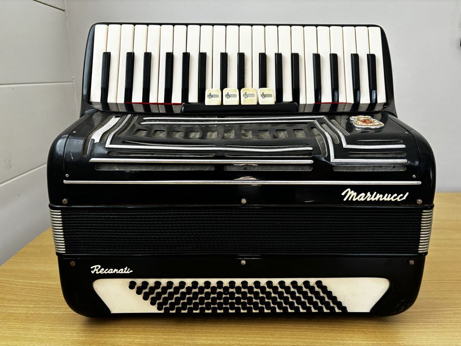 Akordeon Marinucci Recanati z paskiem.