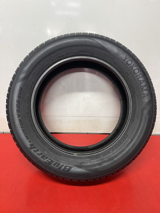 235/60R18 Yokohama BluEarth Winter V906 Suv