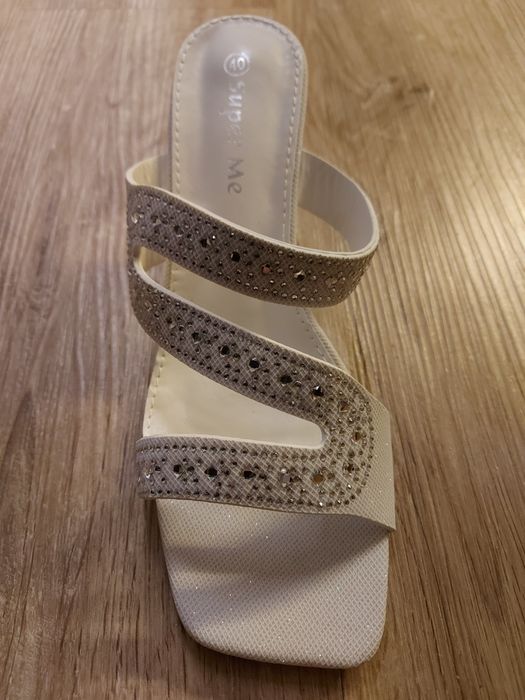 Biało-srebrne eleganckie Klapki