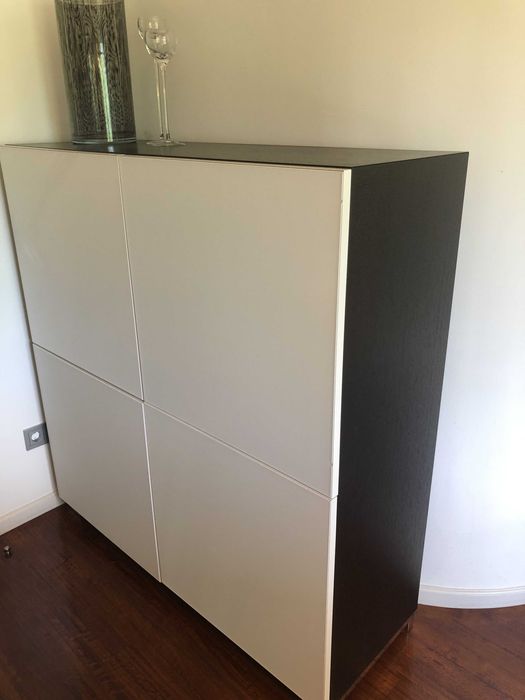 Aparador alto Kronos com vidro Millerighe e pés em inox