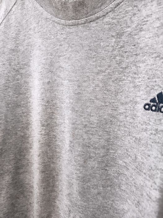 T-shirt Cinzenta com Riscas Azuis Escuras