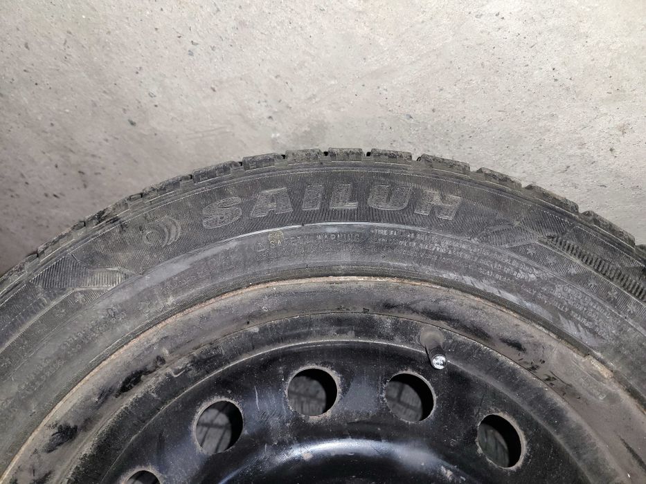 Комплект металевих дисків з шинами.