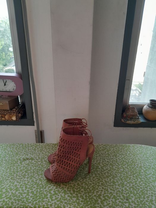 Vendo Sandálias de Senhora JUSTFAB muito bonitas como novas