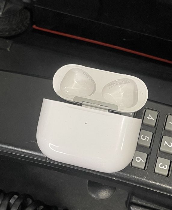 AirPods 3 оригінал кейс без навушників стан гарний ціна договірна