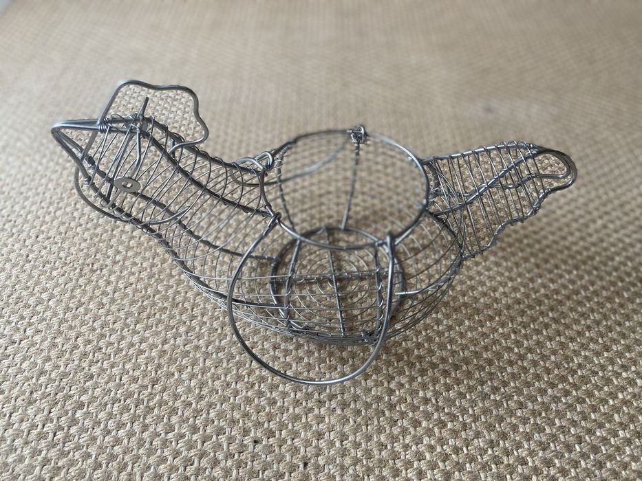 Cesta decorativa em metal com formato de galinha para ovos