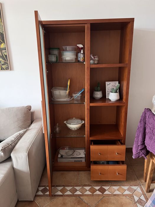 Armário de sala em madeira robusta