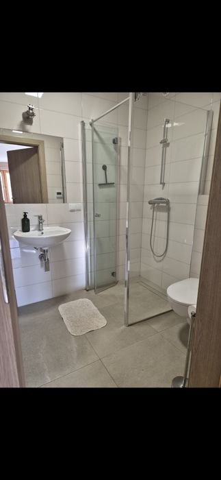 Domek w lesie nad jeziorem