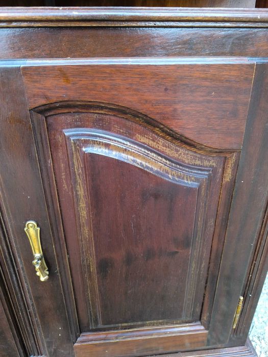 Armário de canto de madeira