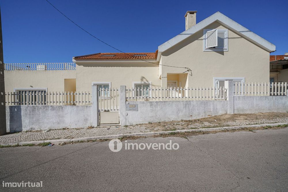 Moradia T4 com garagem e próxima da praia, na Charneca da Caparica