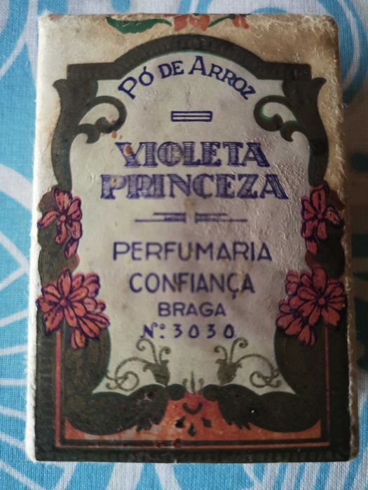 Caixinha cheia de pó de arroz muito antiga