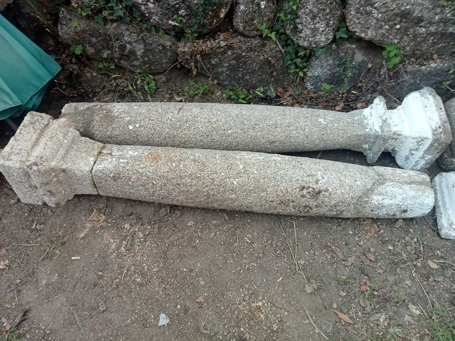 Duas colunas em pedra centenarias