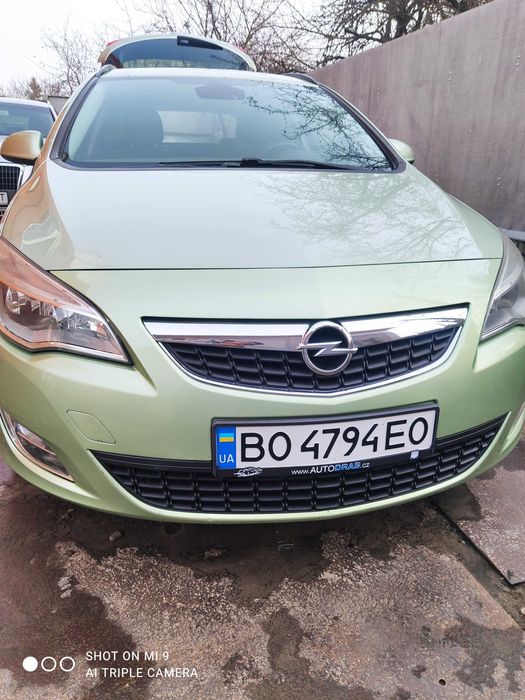 ПРОДАМ Опель Астра J 2011 года