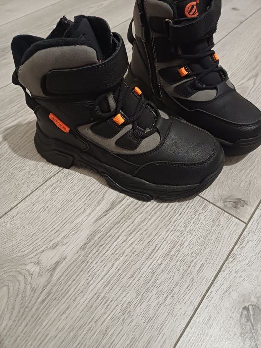 Продам. Зимние ботинки для мальчика новые 31 размер.