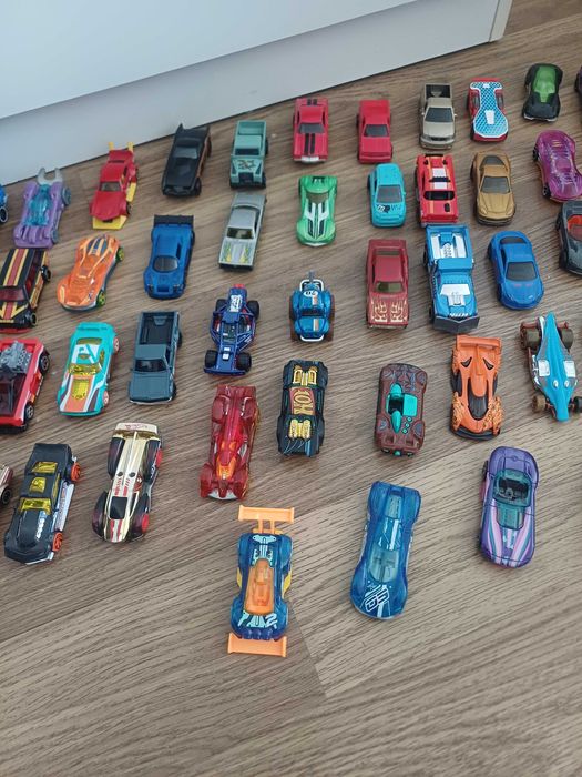 72 auta hot wheels,1 helikopter