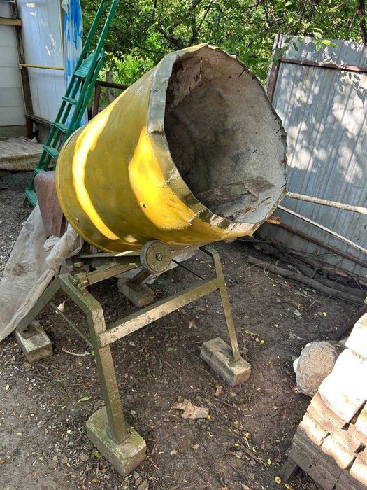 Бетономешалка и ёмкость(корыто) к ней