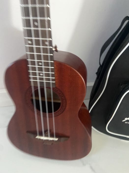 Ukulele giatara .
