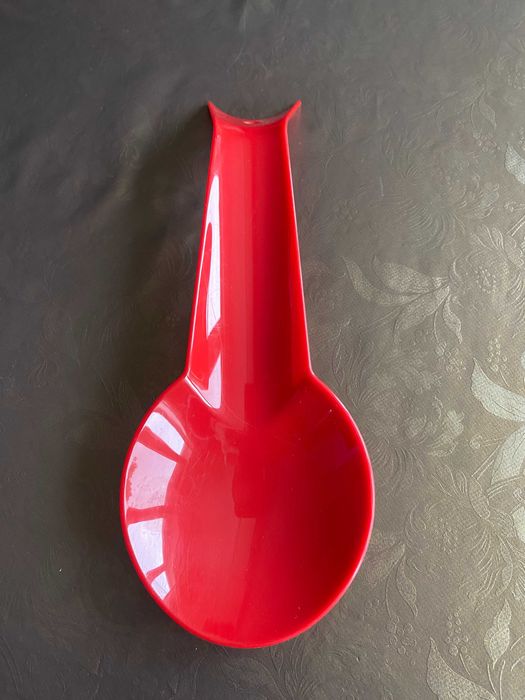 Utensílios de cozinha vários em vermelho