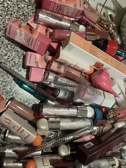 Vendo caixa com varios cosmeticos