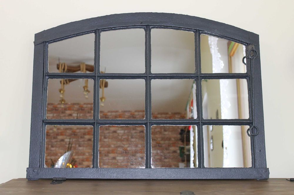 Lustro loft w starnym metalowym oknie