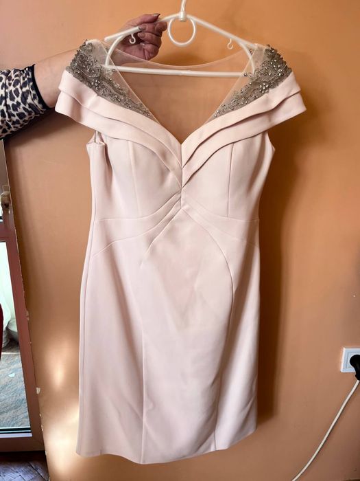 Пудрове святкове плаття з відкритими плечима
