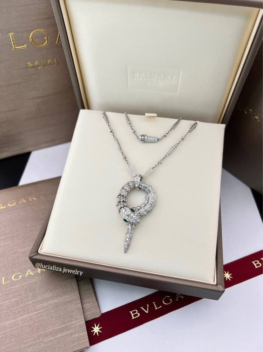 Золоте кольє з діамантами та смарагдами в стилі булгарі