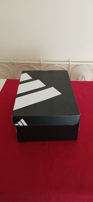 Caixa Adidas, vazia