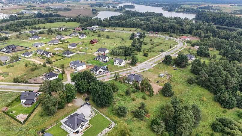 Działka budowlana 1527 m² – Iława, Osiedle Żołnierzy Wyklętych, otwarty widok w kierunku terenów zielonych - Widok 4