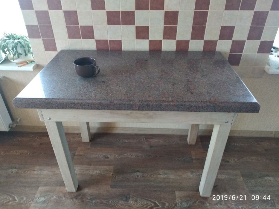 Продам дубовый стол с гранитной столешницей.