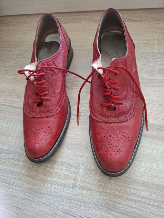 Czerwone półbuty