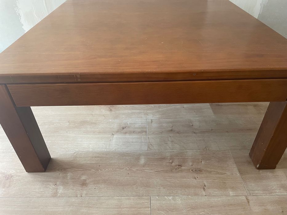 Mesa de centro maciça.