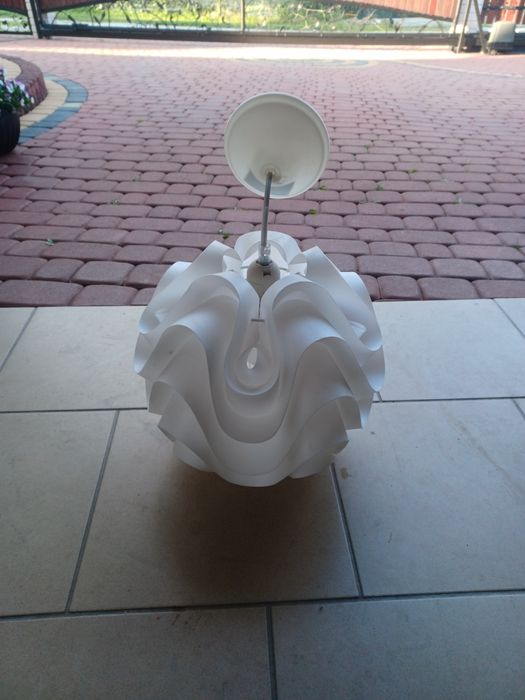 Lampa biała sprzedam.