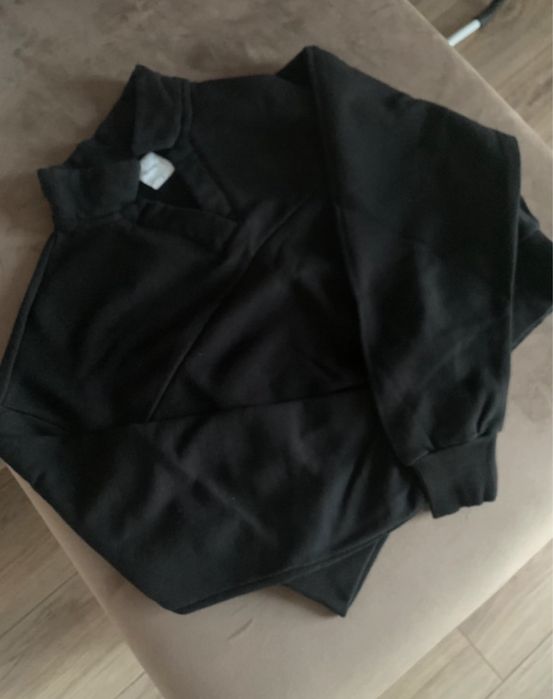 elegancki crop top z długim rękawem i kołnierzem